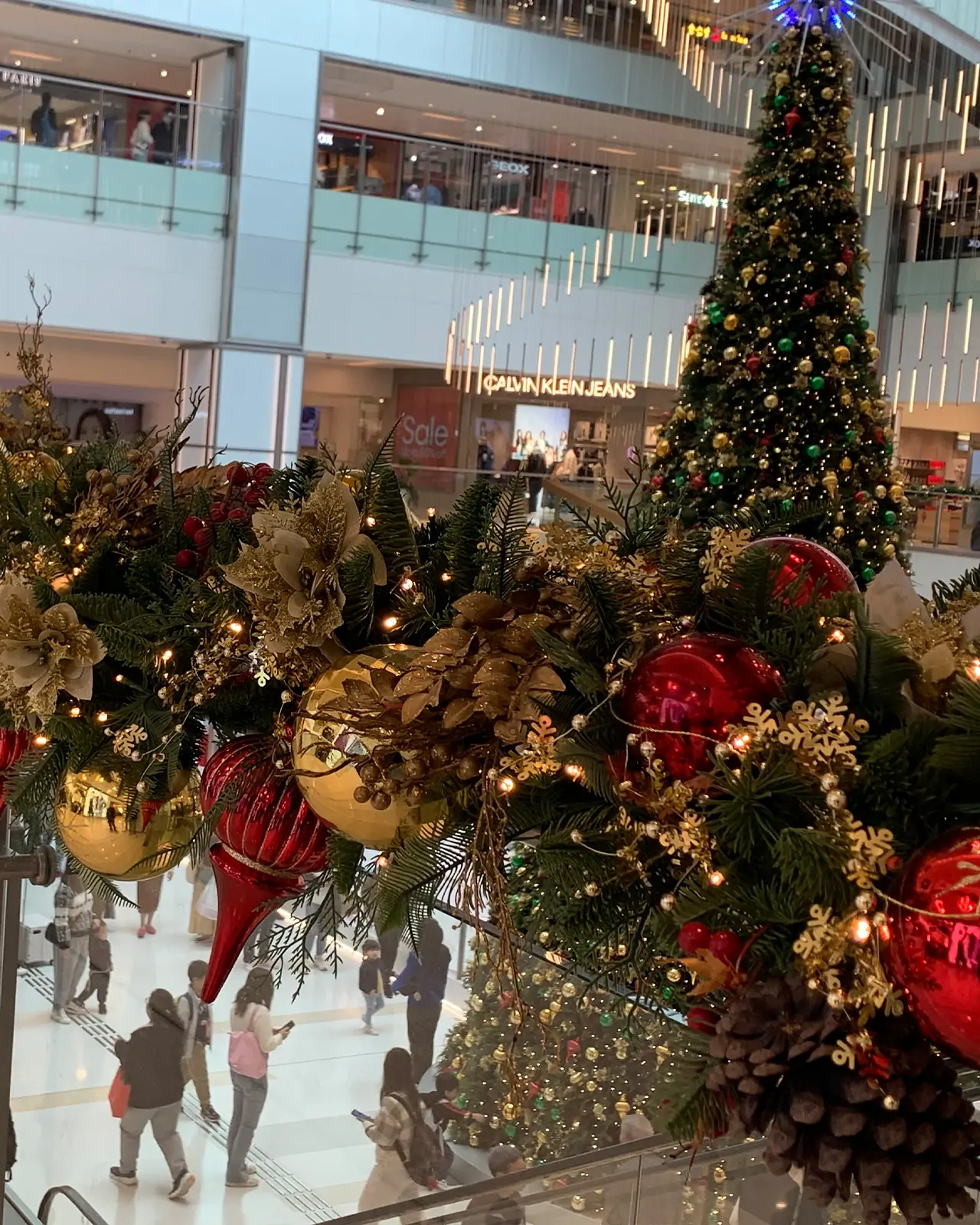 Pre-Lit Garland – Decorated